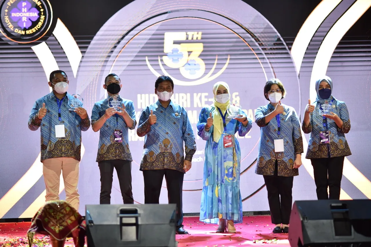 Pemberian Penghargaan dalam Rangka HUT PHRI ke-53